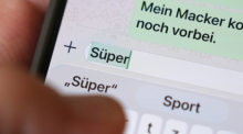 Das Wort „Süper“ ist auf dem Display eines Smartphones in einem Chatverlauf zu lesen. Die Top 10 vor der Wahl zum Jugendwort des Jahres 2026 im Oktober stehen fest. Foto: Marcus Brandt/dpa