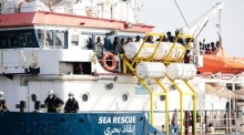 Migranten an Bord des Schiffes „Sea-Watch“ kommen in Pozzallo an. Foto: epa/Francesco Ruta