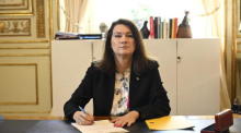 Die schwedische Außenministerin Ann Linde unterzeichnet im Außenministerium in Stockholm den Antrag Schwedens auf Beitritt zur NATO. Foto: epa/Henrik Montgomery
