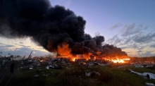 In einem Industriegebiet steigen nach einem israelischen Luftangriff Rauch und Flammen aus einer brennenden Lagerhalle auf. Foto: epa/Str