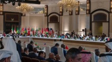 Delegationen beraten beim gemeinsamen Sondergipfel von Arabischer Liga und OIC. Foto: Turkish Foreign Minister Press Office/dpa