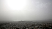 Blick auf die Akropolis durch dichten Saharastaub, der große Teile Griechenlands erreicht und für trübe Sicht in Athen sorgt. Foto: epa/Alexandros Beltes