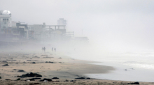 Menschen ignorieren die Warnschilder für Strandsperrungen an den Las Playas de Tijuana, als der Tropensturm «Hilary» auf die Stadt zusteuert. Foto: Ana Ramirez/The San Diego Union-tribune/ap/dpa