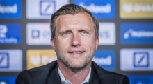 Markus Krösche sitzt bei einer Pressekonferenz im Profi-Camp von Eintracht Frankfurt. Italienische Medien berichten über einen möglichen Wechsel zum AC Mailand. Foto: Andreas Arnold/dpa