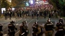 Demonstranten stehen in Belgrad Polizisten in Schutzausrüstung gegenüber, während Proteste eskalieren. Foto: EPA/Andrej Cukic