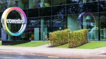 Das Covestro-Logo am Firmensitz in Leverkusen – der Kunststoffhersteller wird für 11,7 Milliarden Euro vom staatlichen Ölkonzern ADNOC übernommen. Foto: epa/Christopher Neundorf