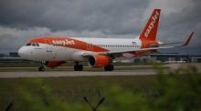 Ein EasyJet-Flugzeug rollt auf dem Flughafen Manchester. Stark gestiegene Kerosinpreise belasten die Fluggesellschaft. Foto: EPA/Adam Vaughan
