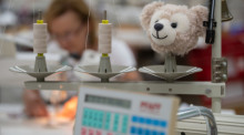 Eine Mitarbeiterin näht in der Produktion der Margarete Steiff GmbH einen Plüschteddy. Foto: Marijan Murat/dpa