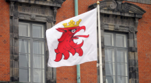 Eine Flagge mit dem Gemeinde-Wappen von Malmö weht vor dem Rathaus der südschwedischen Stadt. Foto: picture alliance/dpa