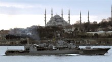 Ukrainische Kriegsschiffe passieren die Bosporusstraße. Foto: epa/Sedat Suna