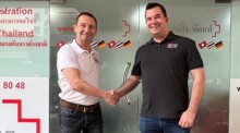 Roland Gähwiler (l.) übergibt die Geschäftsführung an Beat Amrein (r.). Foto: Swiss Helping Point