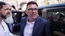Andy Burnham trifft am Parlament in Westminster ein. Nach dem Rücktritt von Keir Starmer bewirbt er sich um das Amt des britischen Premierministers. Foto: EPA/Tolga Akmen