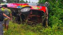 Der Schulbus kam auf dem Highway 214 von der Fahrbahn ab und kippte auf die Seite. Alle 57 Insassen wurden leicht verletzt. Bild: JS100 Radio
