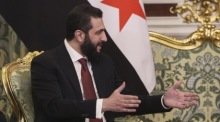 Syriens Präsident Ahmed al-Sharaa spricht bei einem Treffen mit Russlands Staatschef Wladimir Putin im Kreml über die bilateralen Beziehungen. Foto: EPA/Maxim Shipenkov