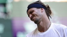 Alexander Zverev reagiert während seines Viertelfinalspiels gegen Raphaël Collignon bei den Halle Open. Foto: EPA/Christopher Neundorf