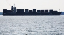 Containerschiff „Wan Hai“ passiert die Straße von Malakka vor Port Klang. Schifffahrt läuft trotz Spannungen um die Straße von Hormus weiter. Foto: EPA/Fazry Ismail