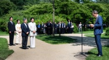 Naruhito und Masako Owada besuchen den Kirschblütenpark in Amstelveen während ihres Staatsbesuchs in den Niederlanden. Foto: epa/Simon Lenskens