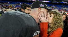 Die Musikerin Taylor Swift (r) küsst Kansas City Chiefs Tight End Travis Kelce nach dem NFL-Footballspiel auf dem Spielfeld. Foto: Julio Cortez/Ap/dpa