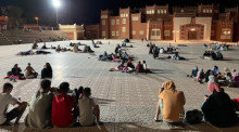 Dieses mit einem Mobiltelefon aufgenommene und von der chinesischen staatlichen Nachrichtenagentur Xinhua zur Verfügung gestellte Foto zeigt Bewohner der Stadt Ouarzazat, die nach einem Erdbeben auf einem freien ... Foto: Wang Dongzhen/Xinhua/dpa