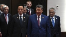 Premier Anutin Charnvirakul nimmt gemeinsam mit UN-Generalsekretär António Guterres, Chinas Staatspräsident Xi Jinping und Pakistans Vizepremierminister Mohammad Ishaq Dar an der Eröffnung der World AI Conference teil. Foto: epa/Ng Han Guan