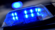 Die blaue Notbeleuchtung eines deutschen Polizeiautos leuchtet auf. Foto: epa/Sascha Steinbach