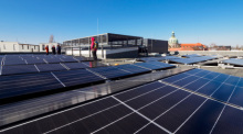 Eine Photovoltaik-Anlage ist seit etwa einem Monat auf dem Dach des Helmholtz-Gymnasiums installiert. Im Hintergrund ist das Dach des Rathauses zu sehen. Foto: Soeren Stache/dpa-zentralbild/dpa