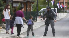 Polizei kontrolliert das Gebiet des Dorfes Banjska nach der Belagerung des Kosovo-Klosters. Foto: epa/Georgi Licovski