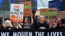 Demonstranten protestieren vor der Shell-Aktionärsversammlung im Excel Centre in London. Foto: epa/Andy Rain