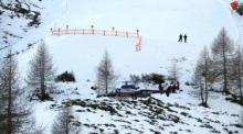 Ein Polizei-Hubschrauber steht an einer Unfallstelle am Hintertuxer Gletscher im Zillertal, wo eine 28-jährige Niederländerin tödlich verunglückte. Foto: Zoom.Tirol/Apa/dpa