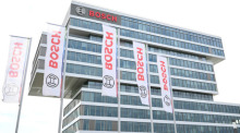 Das Logo des Industriekonzerns und Automobilzulieferers Bosch ist am Bosch Campus zu sehen. Foto: Bernd Weißbrod/dpa