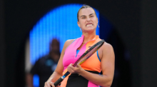 Aryna Sabalenka reagiert während ihres Erstrundenspiels bei den Australian Open in Melbourne. Foto: AP/Dita Alangkara/dpa