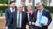 Josep Borrell (L), Hoher Vertreter der Union für Außen- und Sicherheitspolitik, trifft mit Delegierten zum G7-Außenministergipfel in Wangels ein. Foto: epa/Georg Wendt
