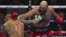 WM, Rückkampf, Usyk - Fury. Der britische Boxer Tyson Fury (r) und der ukrainische Boxer Oleksandr Usyk kämpfen. Foto: Frank Augstein/Ap/dpa
