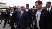 Der deutsche Bundespräsident Frank-Walter Steinmeier (Mitte) steigt nach einem Treffen mit dem Bürgermeister von Istanbul in eine Fähre, um den Bosporus zu überqueren. Foto: epa/Erdem Sahin