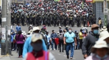 Polizeibeamte bewachen eine Demonstration von Anhängern des abgesetzten Präsidenten Pedro Castillo in Arequipa. Foto: epa/Jose Sotomayor