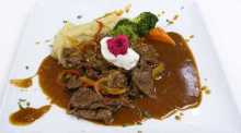 Beef Stroganoff mit australischem Rindfleisch, Kartoffelpüree und Buttergemüse gehört zu den aktuellen Wochenangeboten im Jaybee'Swiss. Fotos: Jaybee'Swiss