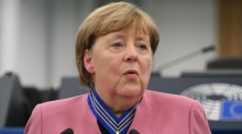 Angela Merkel spricht nach der Verleihung des Europäischen Verdienstordens im EU-Parlament. Foto: epa/Sebastien Bozon