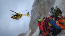 Retter der Bergwacht begleiten Einsätze im Zugspitzgebiet mit Bodycams für die zweite Staffel der ARD-Dokuserie «In höchster Not». Foto: Timeline Production/Bayerischer Rundfunk/dpa