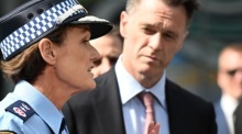 NSW-Premier Chris Minns (R) und Polizeipräsidentin Karen Webb (L) sprechen am Tatort der Massenstecherei vom 13. April in Bondi Junction in Sydney zu den Medien. Foto: EPA-EFE/Dean Lewins