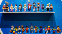 Unterschiedliche Figuren stehen während der Neuheitenschau der Spielwarenmesse am Stand von Playmobil. Der Playmobil-Mutterkonzern baut weltweit rund 700 Stellen ab, davon rund 370 in Deutschland. Foto: Daniel Karmann/dpa