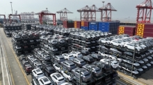 Eine Luftaufnahme zeigt chinesische Autos mit Hybrid- oder Elektroantrieb für den Export in einem Terminal des Hafens Taicang in der ostchinesischen Provinz Jiangsu. Foto: XinHua/dpa