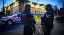 Schwer bewaffnete Polizisten stehen vor dem Hochsicherheitsgericht, in dem das Urteil im Prozess gegen die niederländische «Mocro-Mafia» erwartet wird. Foto: Robin Utrecht/Anp/dpa