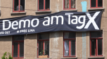 Leipzig: Ein Transparent mit der Aufschrift "Demo am Tag X» und "# Free Lina" hängt an der Fassade eines Hauses im Osten der Stadt. Foto: Sebastian Willnow/dpa