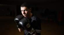 Arminius Rolle, 15-jähriger Boxprofi, steht in einem Fitnessstudio. Foto: Sebastian Christoph Gollnow/dpa