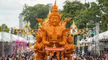 Kunstvoll gestaltete Wachsskulpturen prägen seit 125 Jahren das Kerzenfestival in Ubon Ratchathani. Bild: TAT