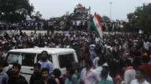 Demonstranten der indischen „Cockroach Janta Party“ marschieren zum Parlament, nachdem ein im Hungerstreik befindlicher Aktivist in Neu-Delhi entfernt wurde. Foto: epa/Vijay Pandey
