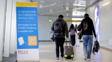 Chinareisende erhalten in Schiphol Covid-Selbsttests. Foto: epa/Robin Van Lonkhuijsen
