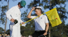 Bernhard Langer of Germany reacts after finishing his round on the eighteenth hole during the final round of the 2016 Masters Tournament at the Augusta National Golf Club in Augusta. Foto: Erik S. Lesser/dpa