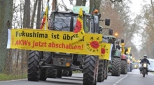 Anti-Atomkraft-Aktivisten fahren im Konvoi mit Traktoren zur Demonstration gegen den Castor-Transport bei Dannenberg. Foto: epa/Philipp Schulze
