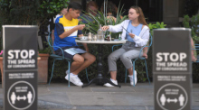 Das Eat Out to Help Out-Programms der britischen Regierung. In den teilnehmenden Cafés und Restaurants können die Kunden unter Einhaltung des Mindestabstandes einen Rabatt von 50 % auf Lebensmittel oder alkoholfreie Geträn... Foto: epa/Neil Halle